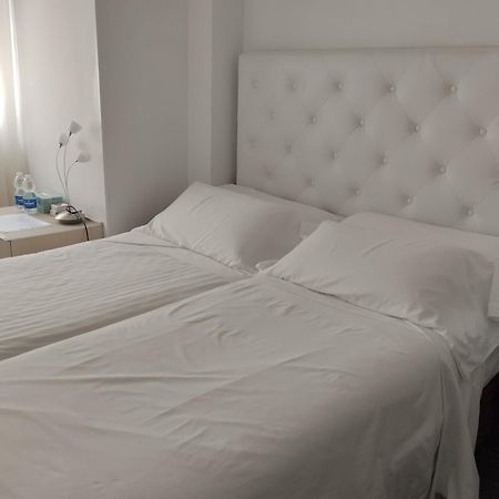 Habitaciones Individuales En Apartamento Madrid Exterior foto