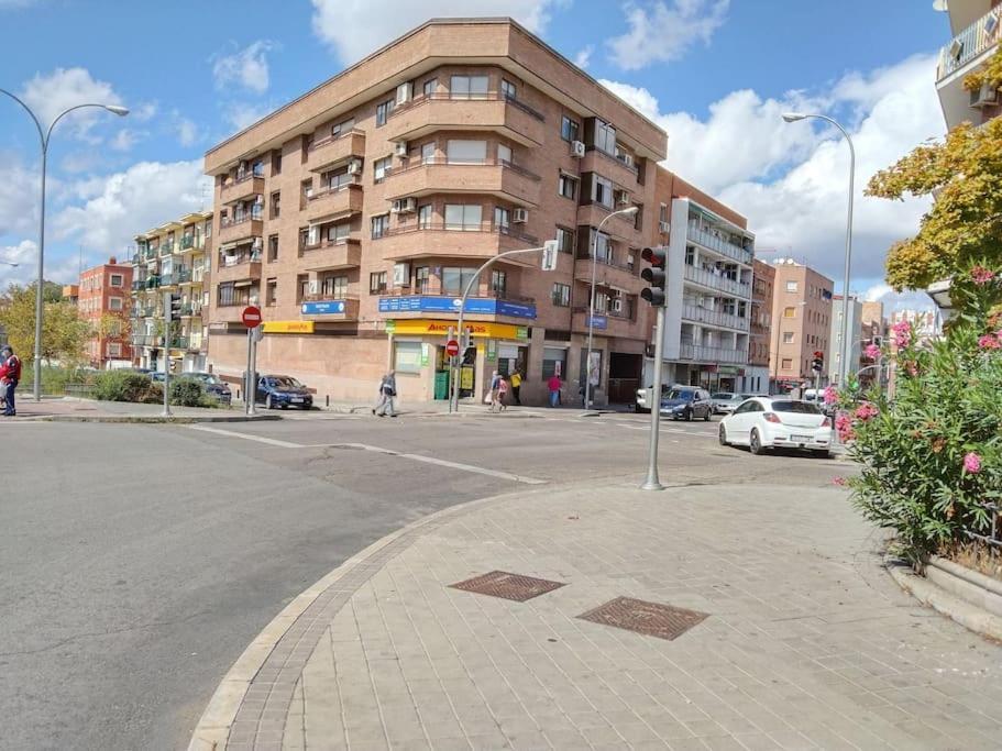 Habitaciones Individuales En Apartamento Madrid Exterior foto