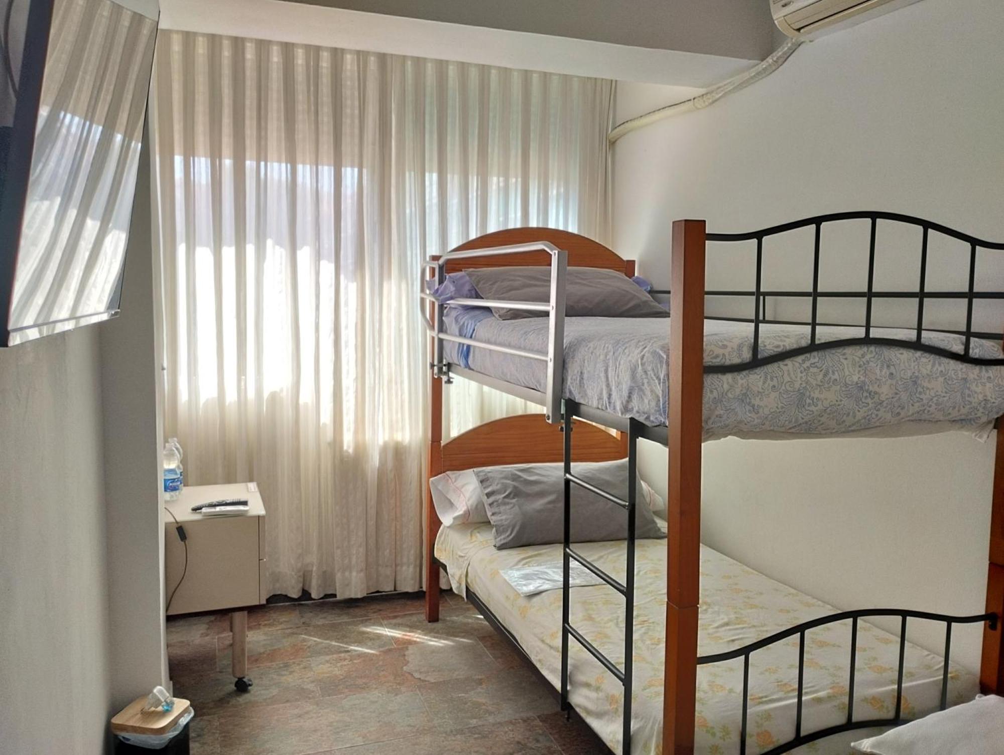 Habitaciones Individuales En Apartamento Madrid Exterior foto