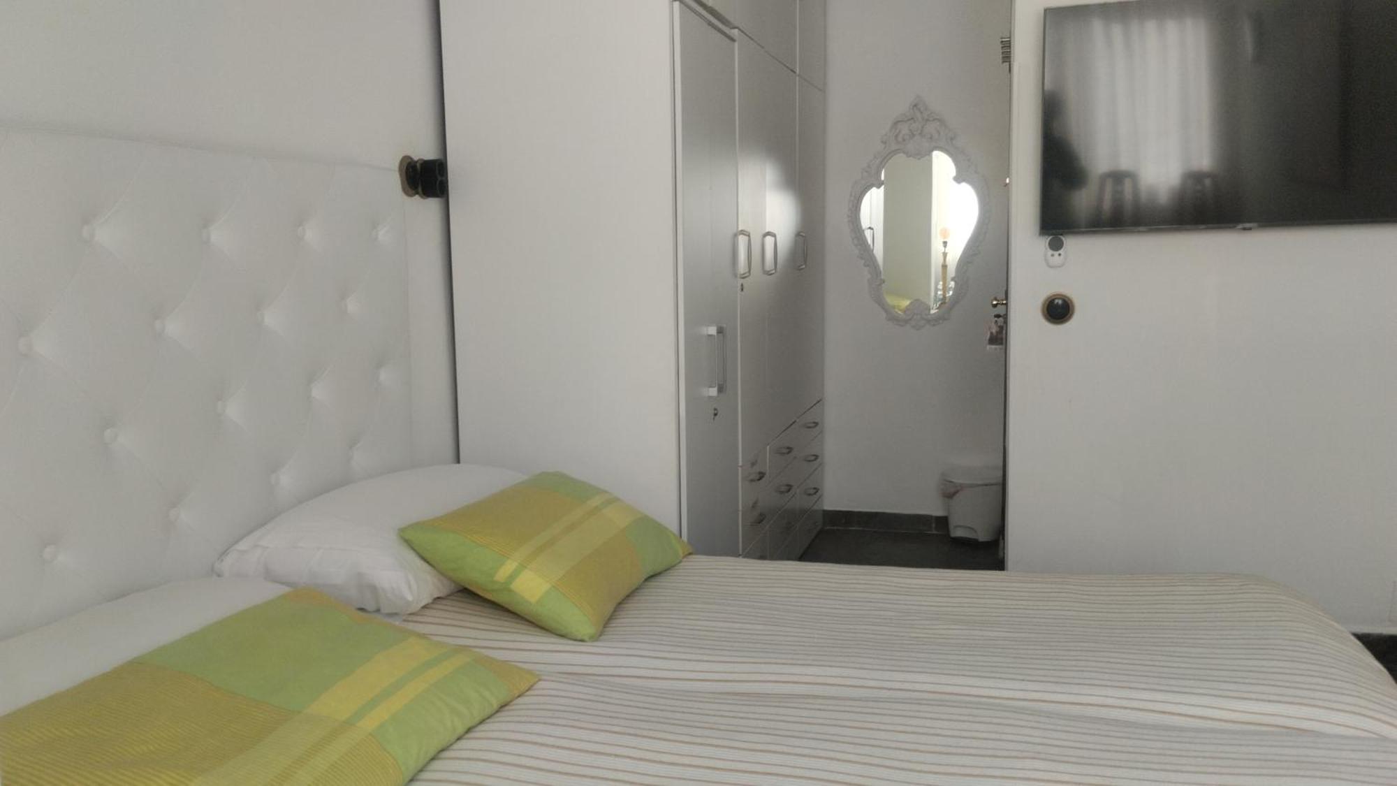 Habitaciones Individuales En Apartamento Madrid Exterior foto